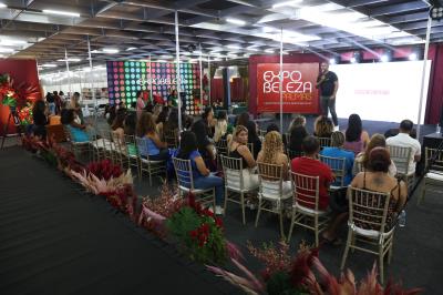 1ª ExpoBeleza Palmas - Curso harmonia  do corte no visagismo