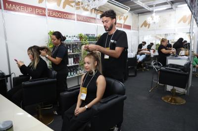1ª ExpoBeleza Palmas - Curso harmonia  do corte no visagismo