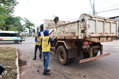 Limpeza boca de lobo realizada na quadra da ASR-SE 75 (712 Sul)