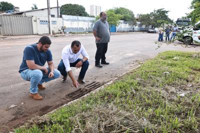Limpeza boca de lobo realizada na quadra da ASR-SE 75 (712 Sul)