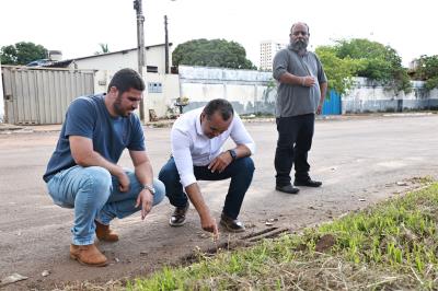 Limpeza boca de lobo realizada na quadra da ASR-SE 75 (712 Sul)