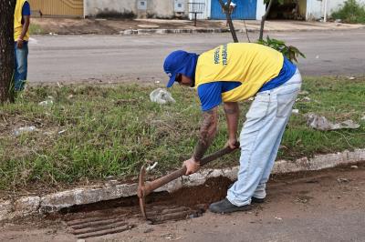 Limpeza boca de lobo realizada na quadra da ASR-SE 75 (712 Sul)