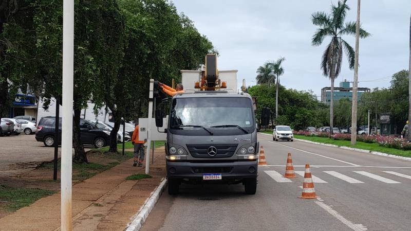 Mobilidade Urbana faz mudança no tempo de semáforos para melhorar fluxo de veículos em horários de pico