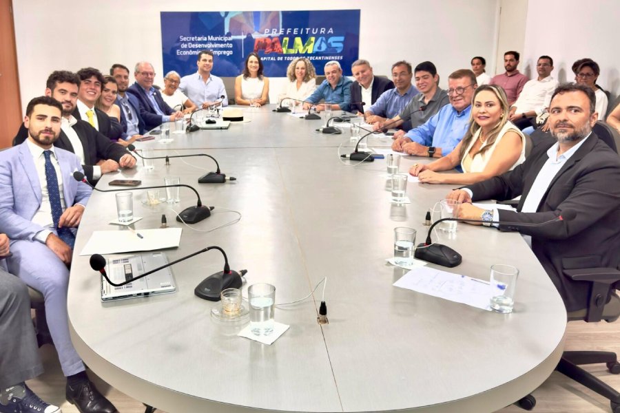 Prefeito recebe comitiva de empresários europeus e conhece modelo de instituição para idosos