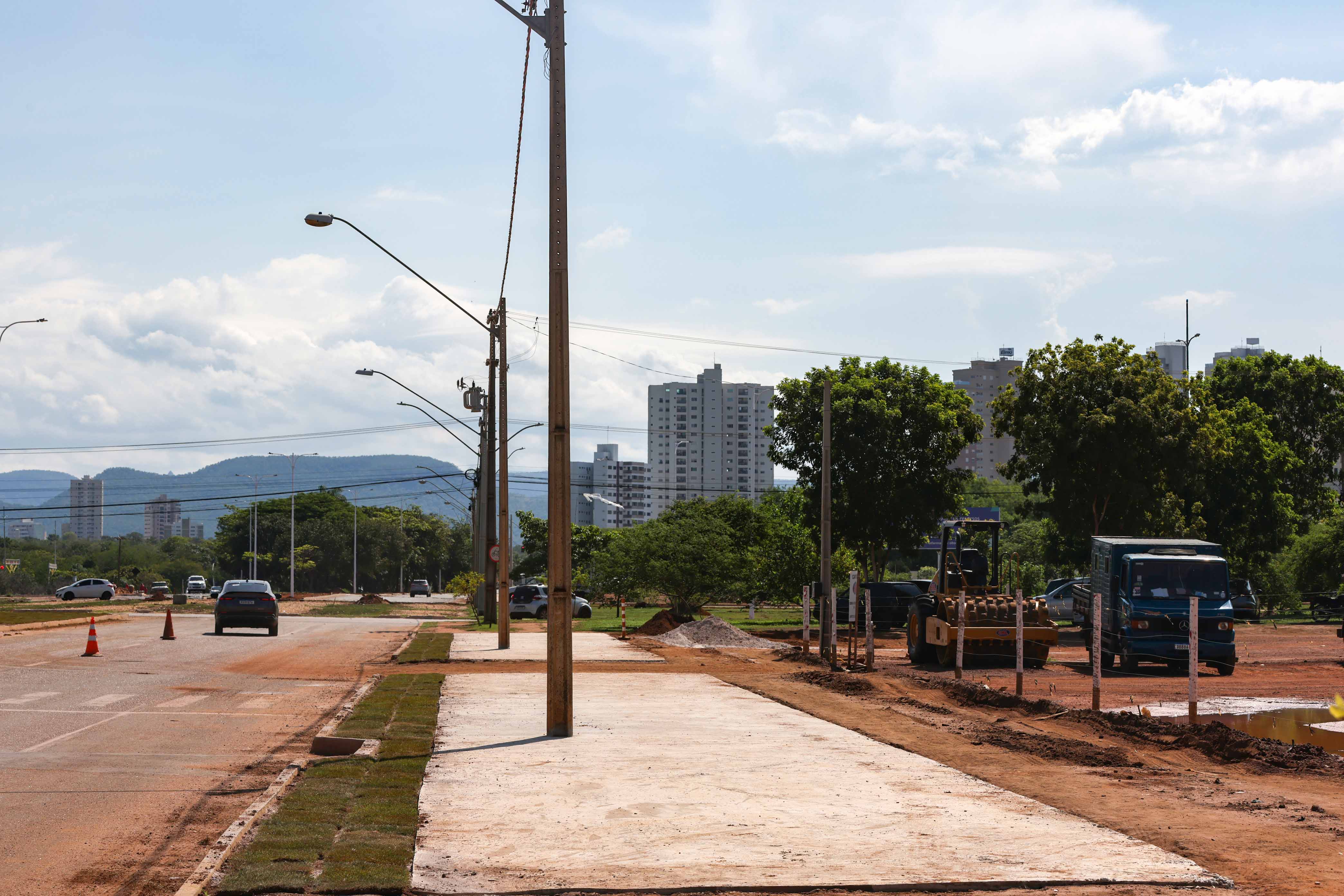Avenida LO-9 começa receber calçadas, postes e grama no canteiro central